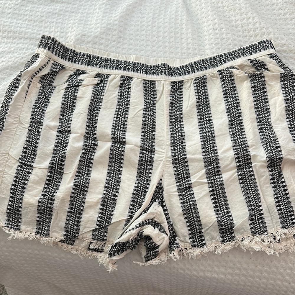 Striped Black and White Women Shorts sz 26/28
